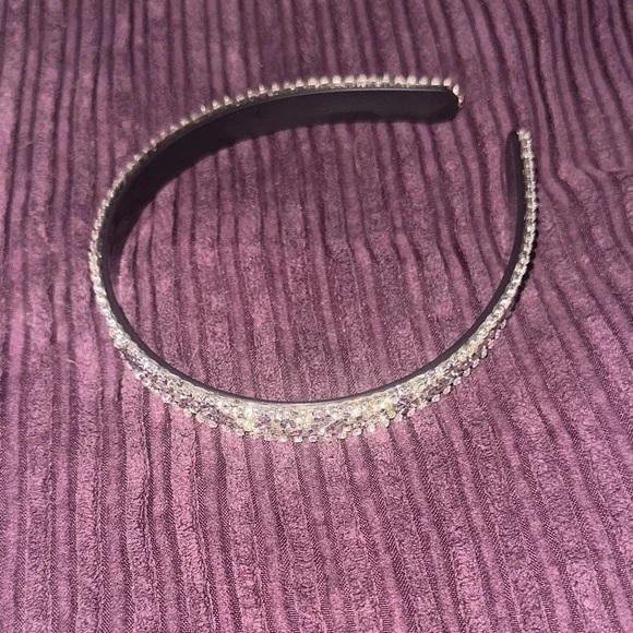 Elegant Silver Crystal Headband - Picture 3 of 3